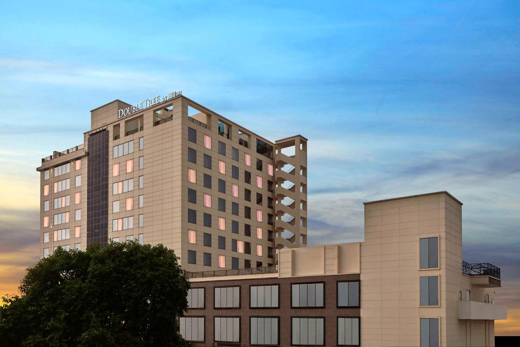 Doubletree By Hilton Варанаси Экстерьер фото